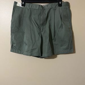 Roundtree & Yorke Pleated Classic Fit Shorts in Dark Khaki with 6" Inseam SZ 38